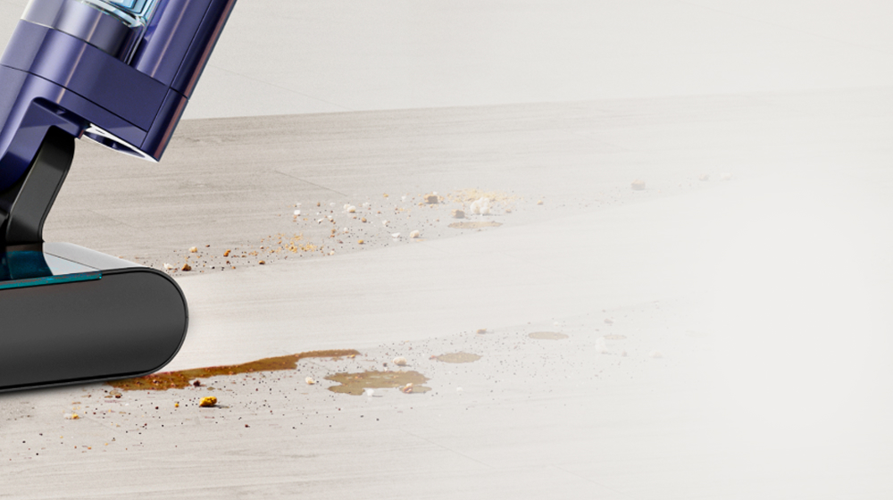 Čistilnik za trda tla Dyson Clean+Wash Hygiene se uporablja za čiščenje razlitih tekočin.